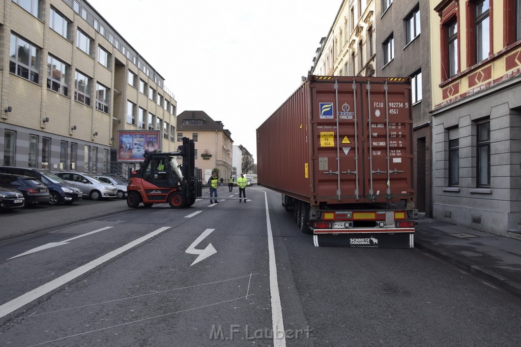 LKW gegen Bruecke wegen Rettungsgasse Koeln Muelheim P16.JPG - Miklos Laubert